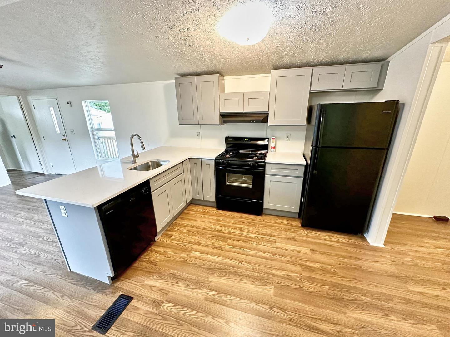 16 Woodland Ln