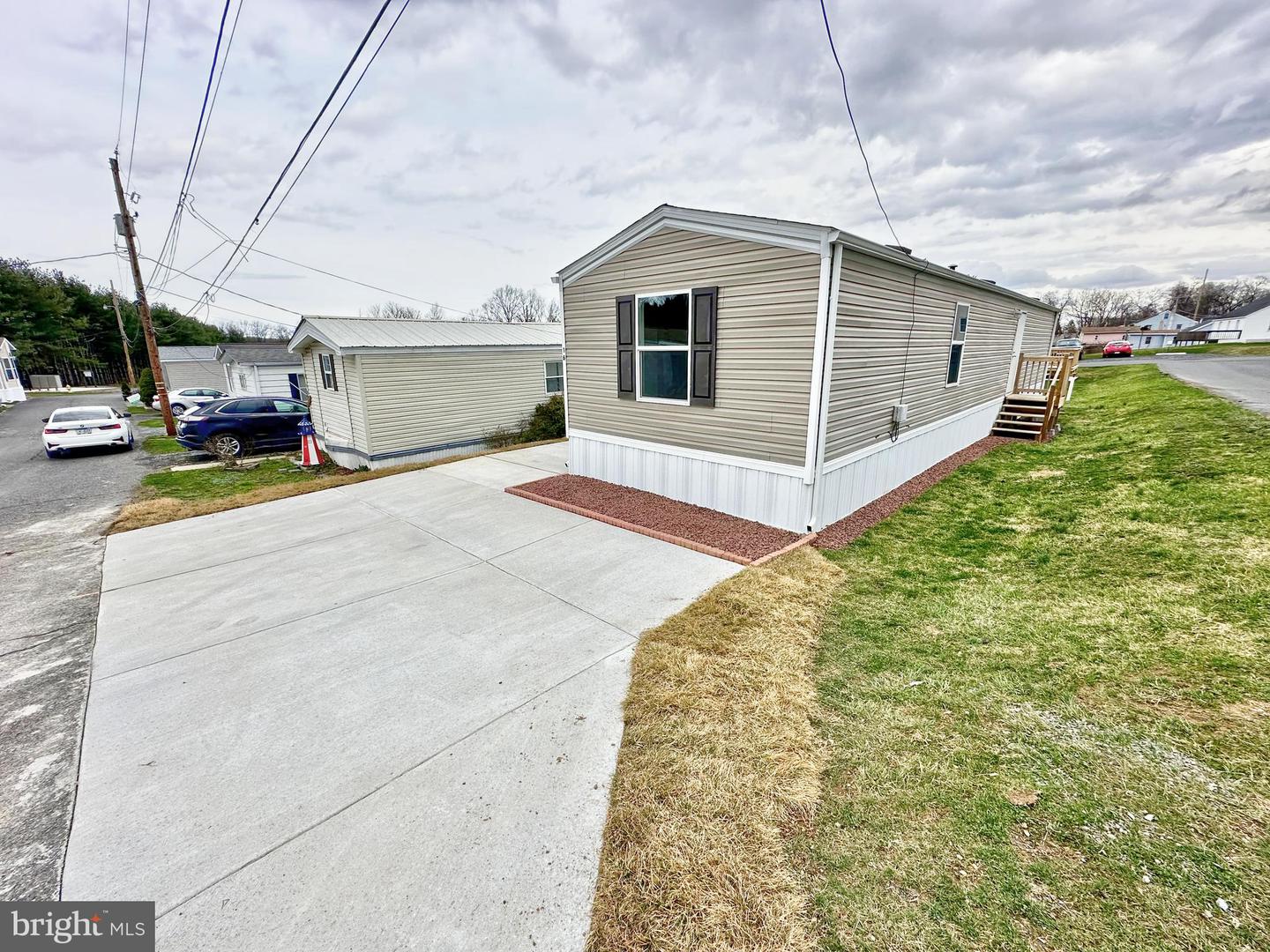 16 Woodland Ln