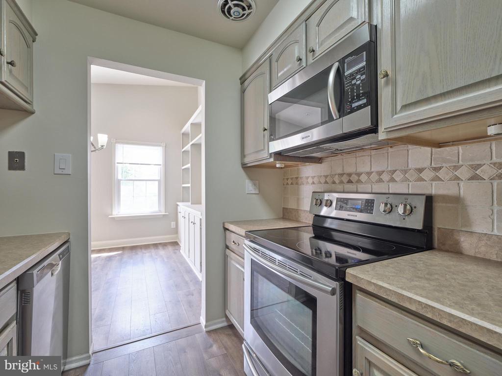 51 MEADOW LN