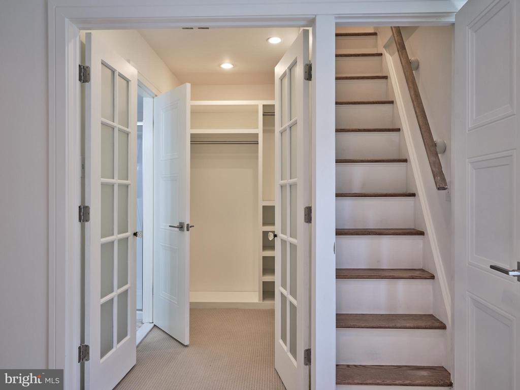 51 MEADOW LN