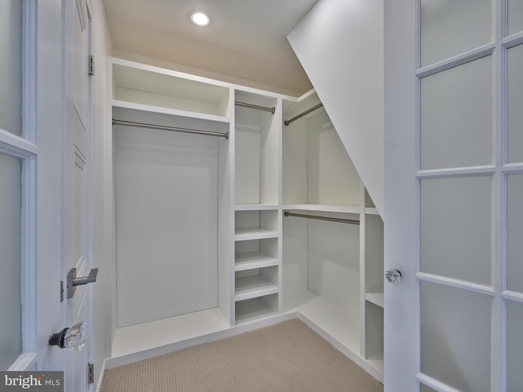 51 MEADOW LN