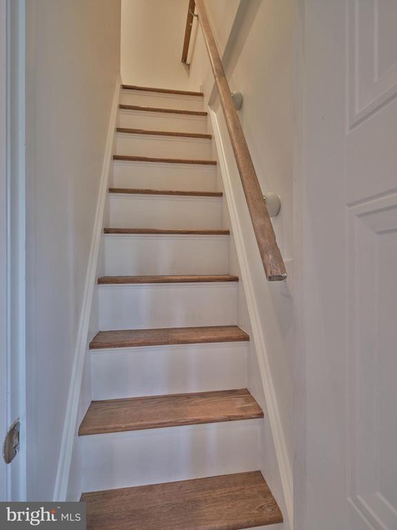 51 MEADOW LN