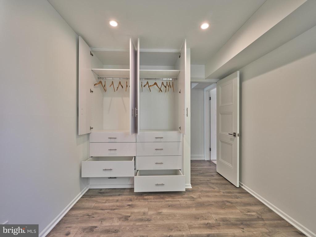 51 MEADOW LN
