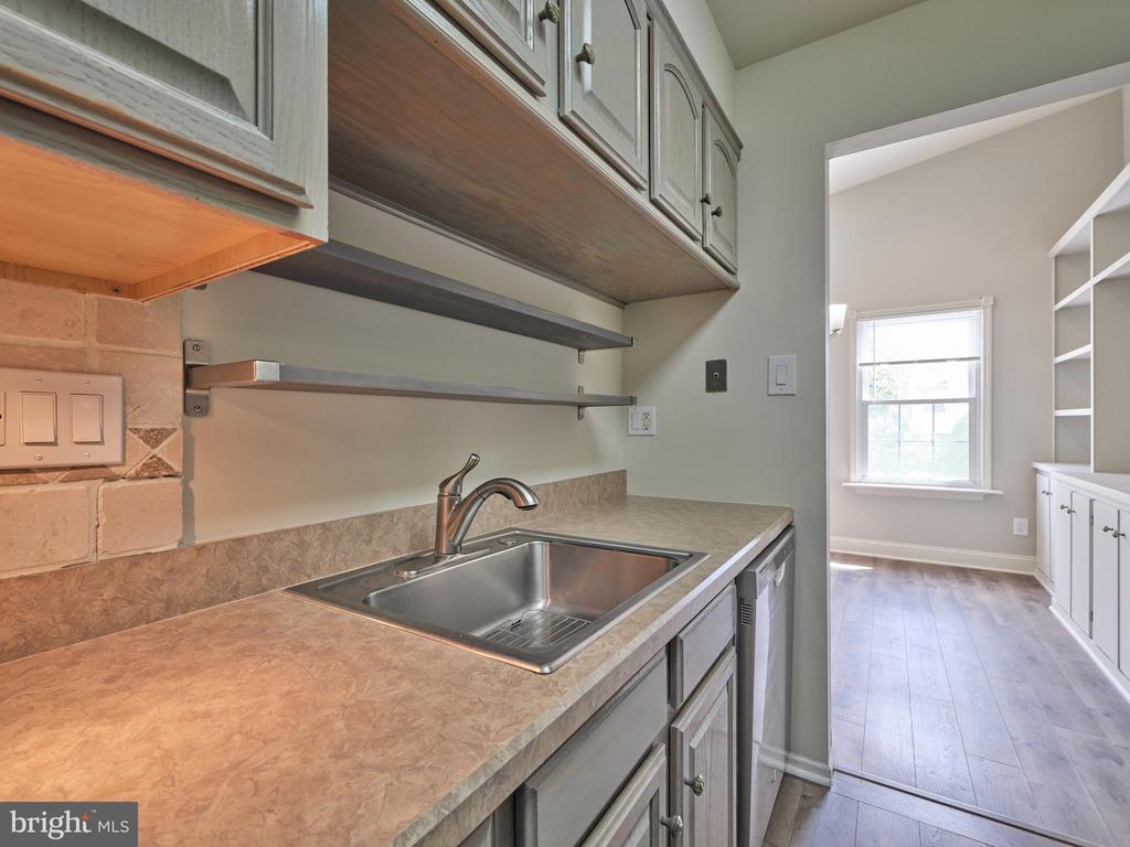 51 MEADOW LN