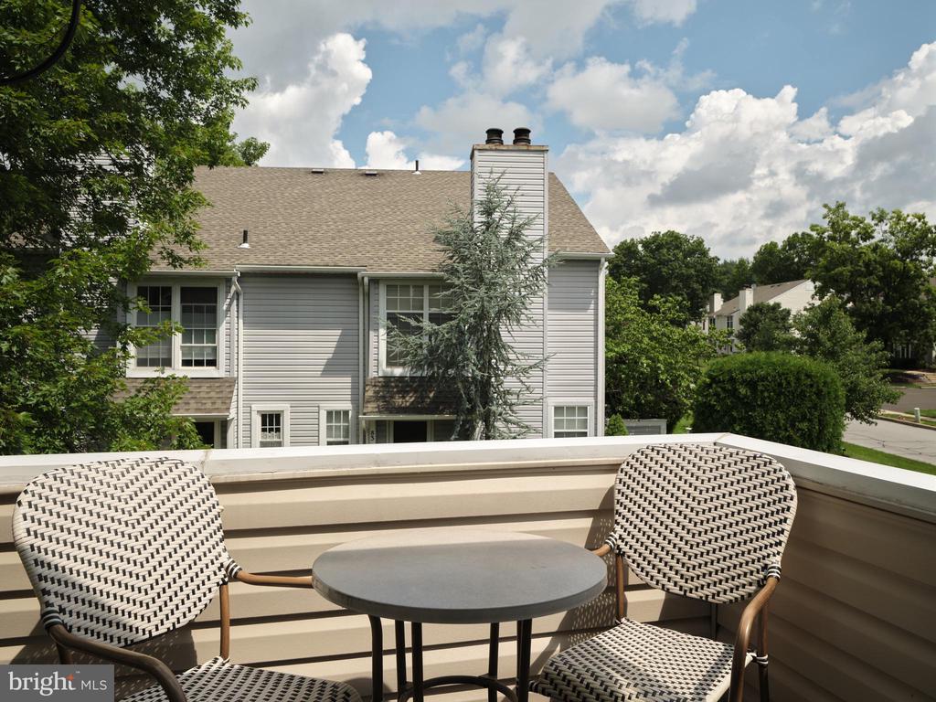 51 MEADOW LN
