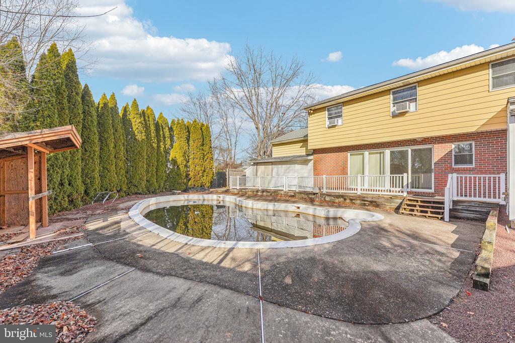 16 Overlook Dr