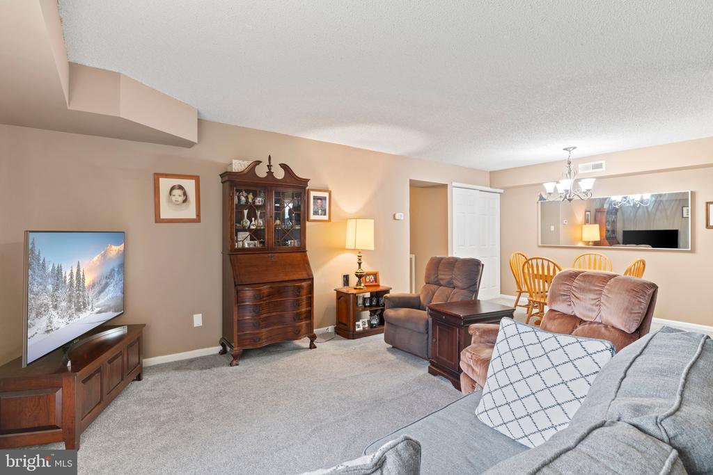 1206 BARRY COURT