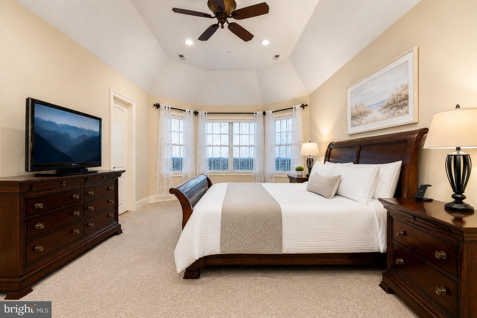 5829 RIDGEVIEW DRIVE