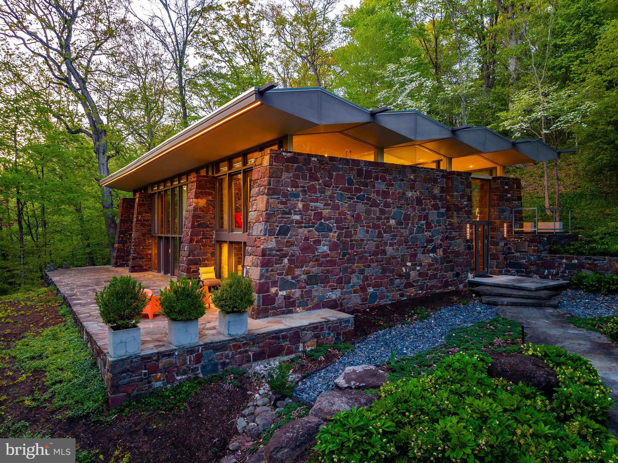 372 BROWNSBURG ROAD