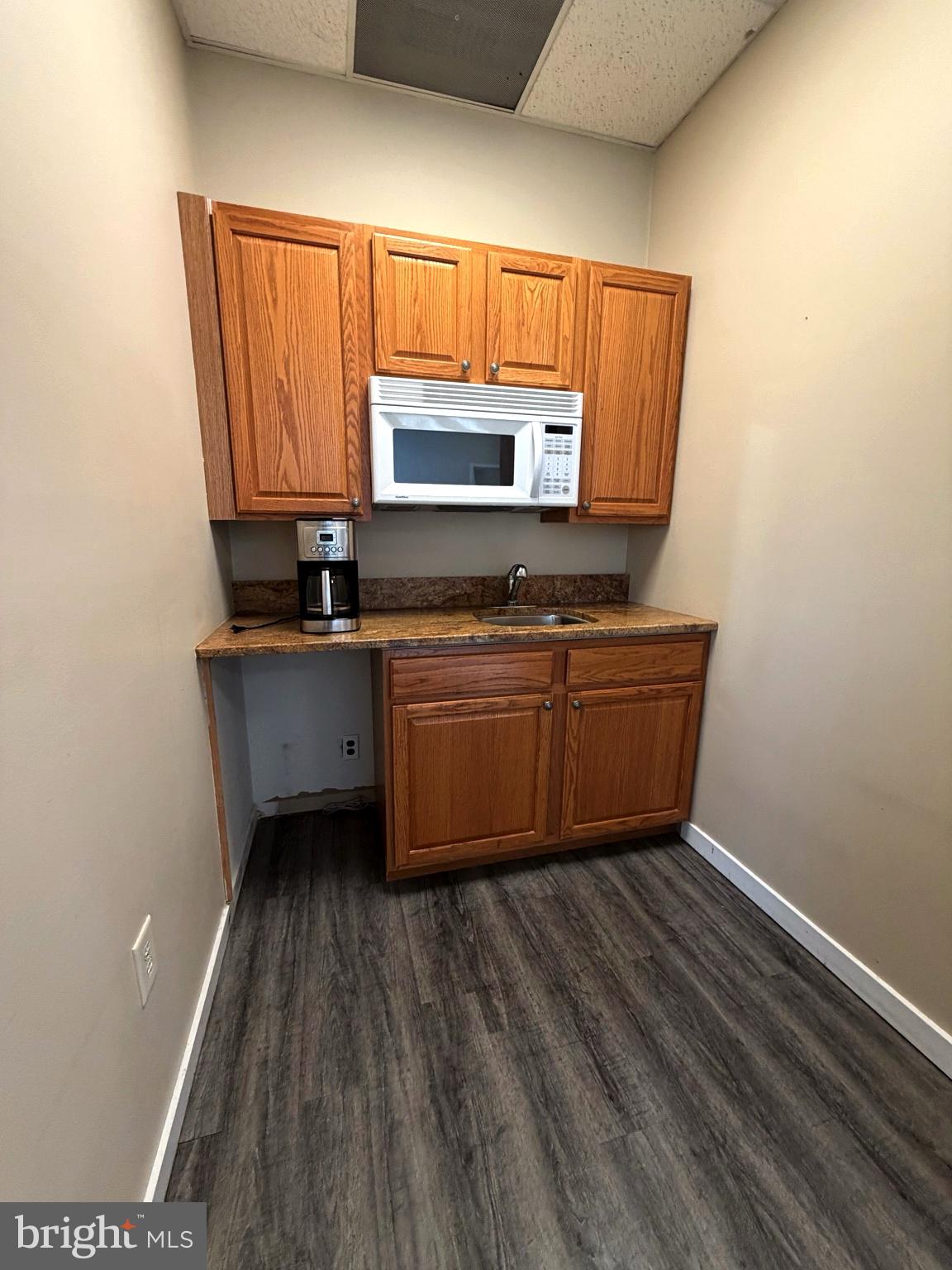 304 CORPORATE DRIVE E E