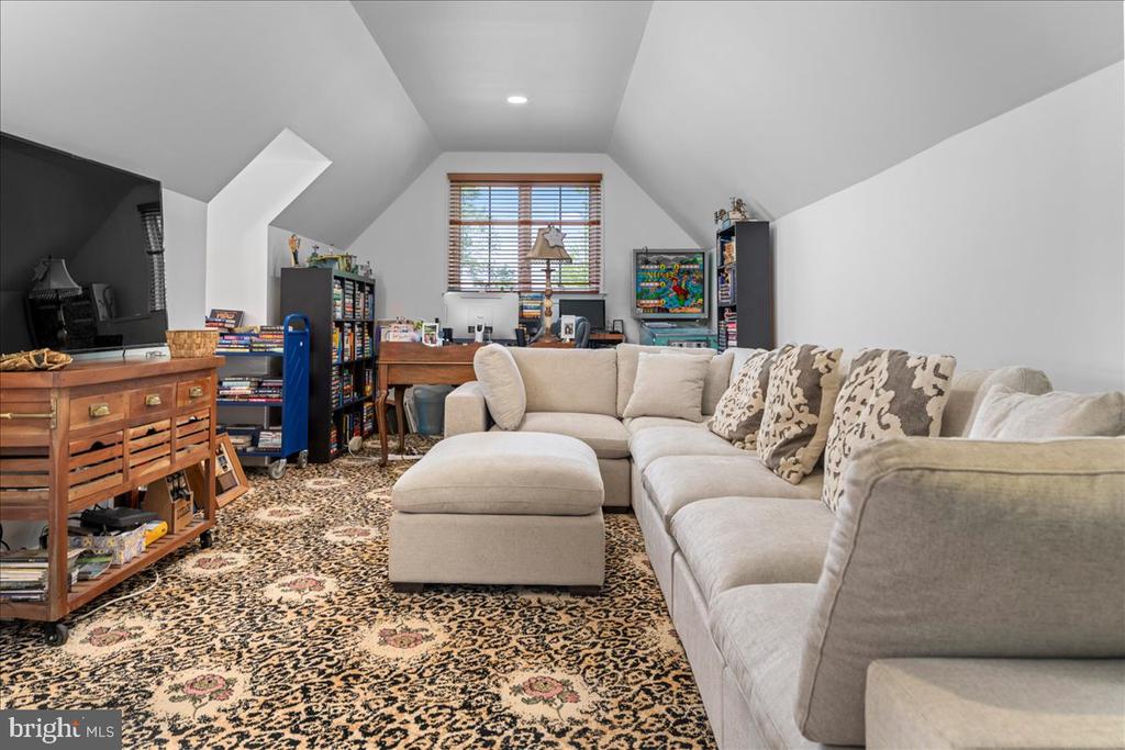 5 GLEN EAGLES DRIVE