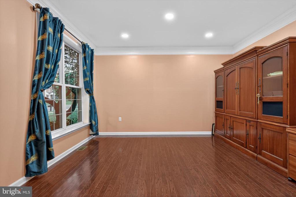 16 FOXWOOD BOULEVARD