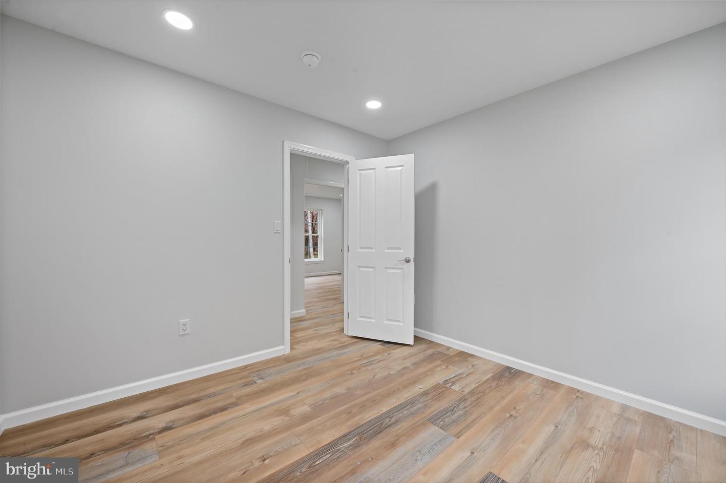 25 Oak Ln W