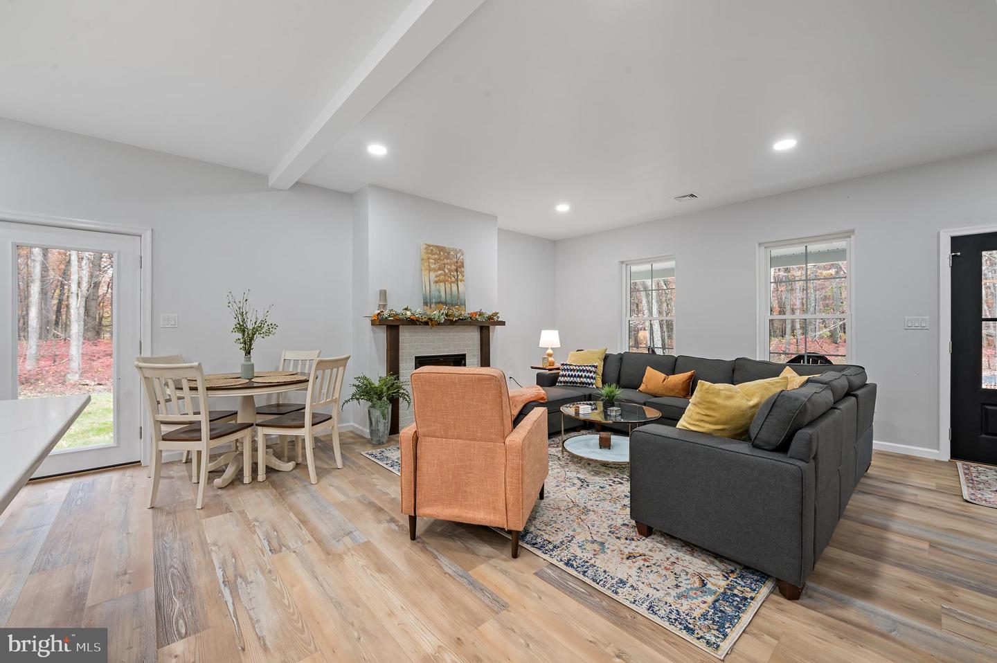 25 Oak Ln W