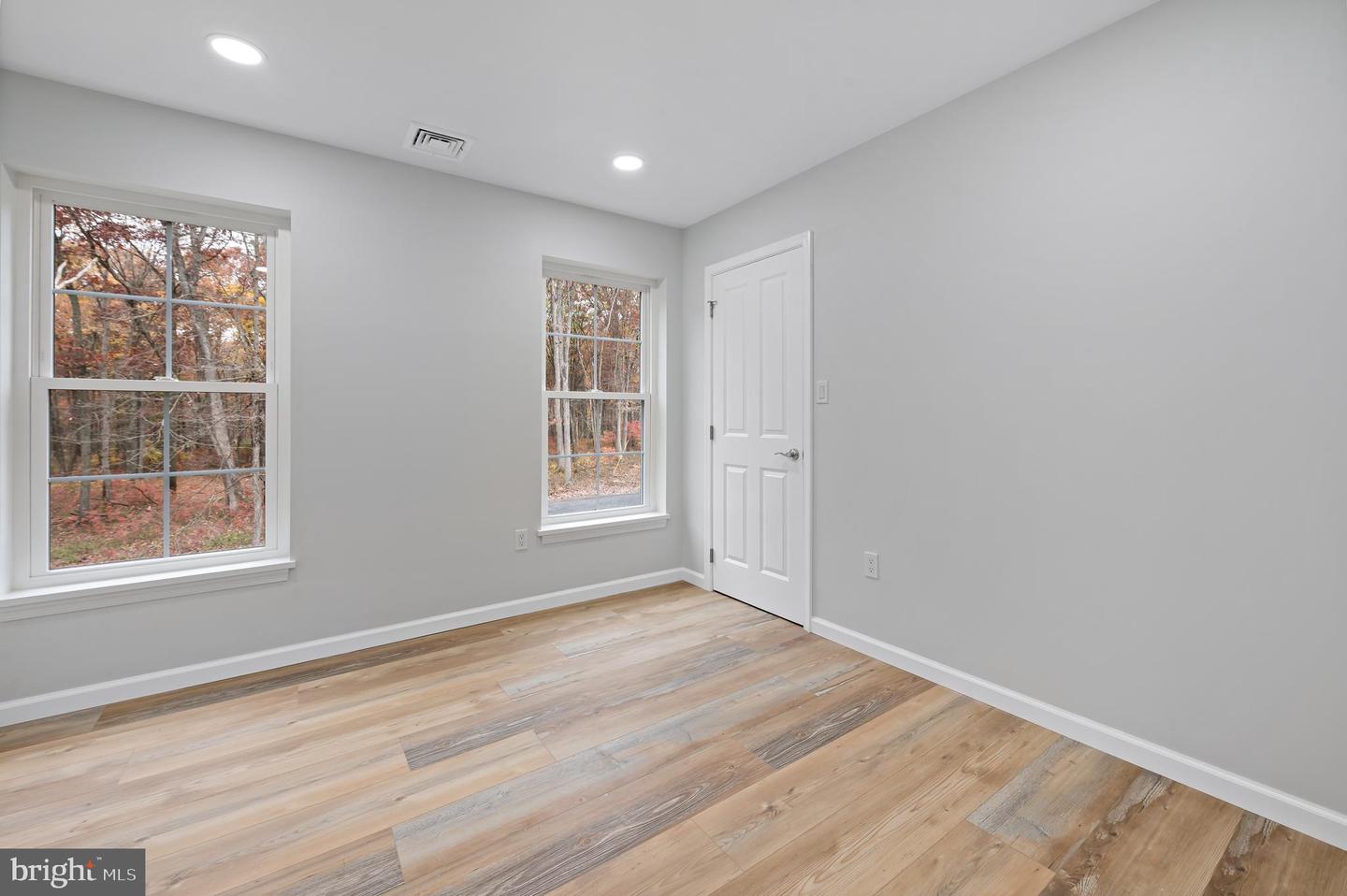 25 Oak Ln W