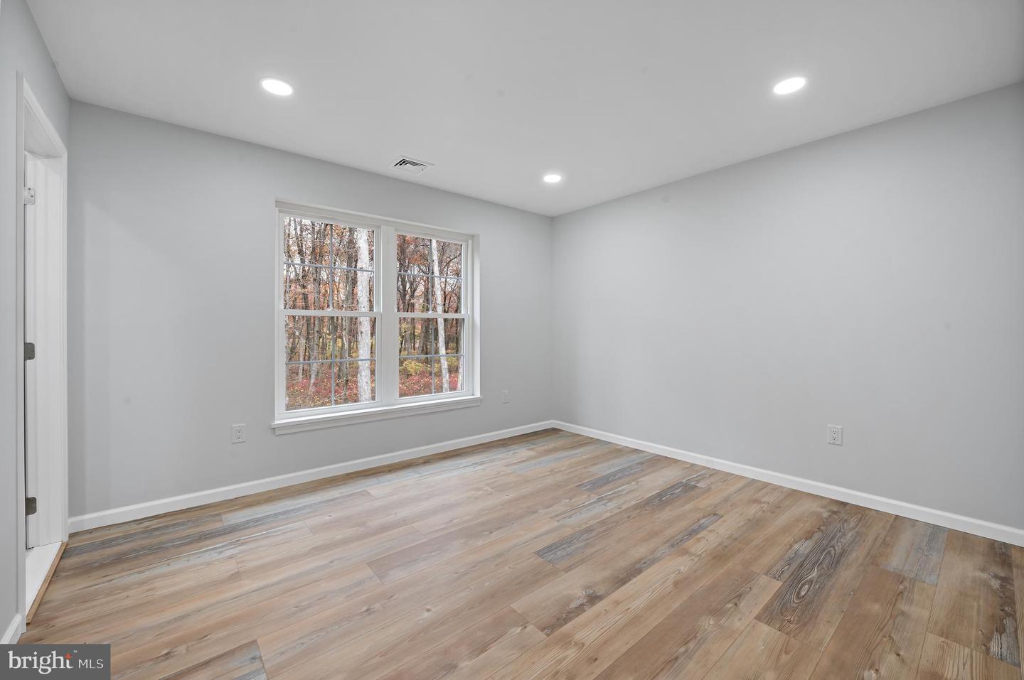 25 Oak Ln W