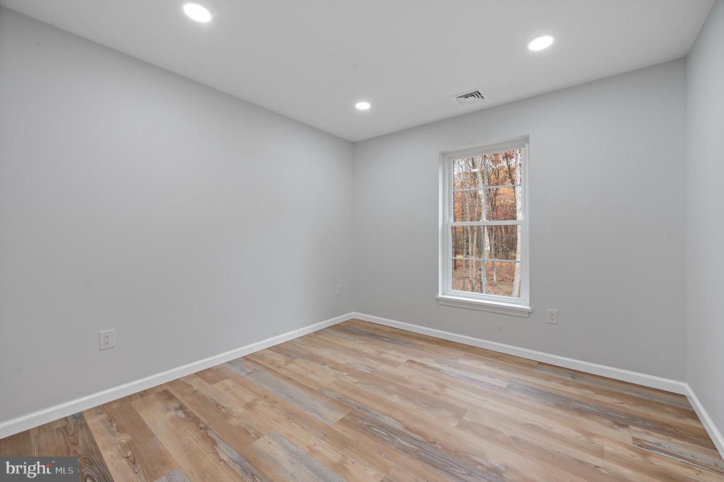 25 Oak Ln W