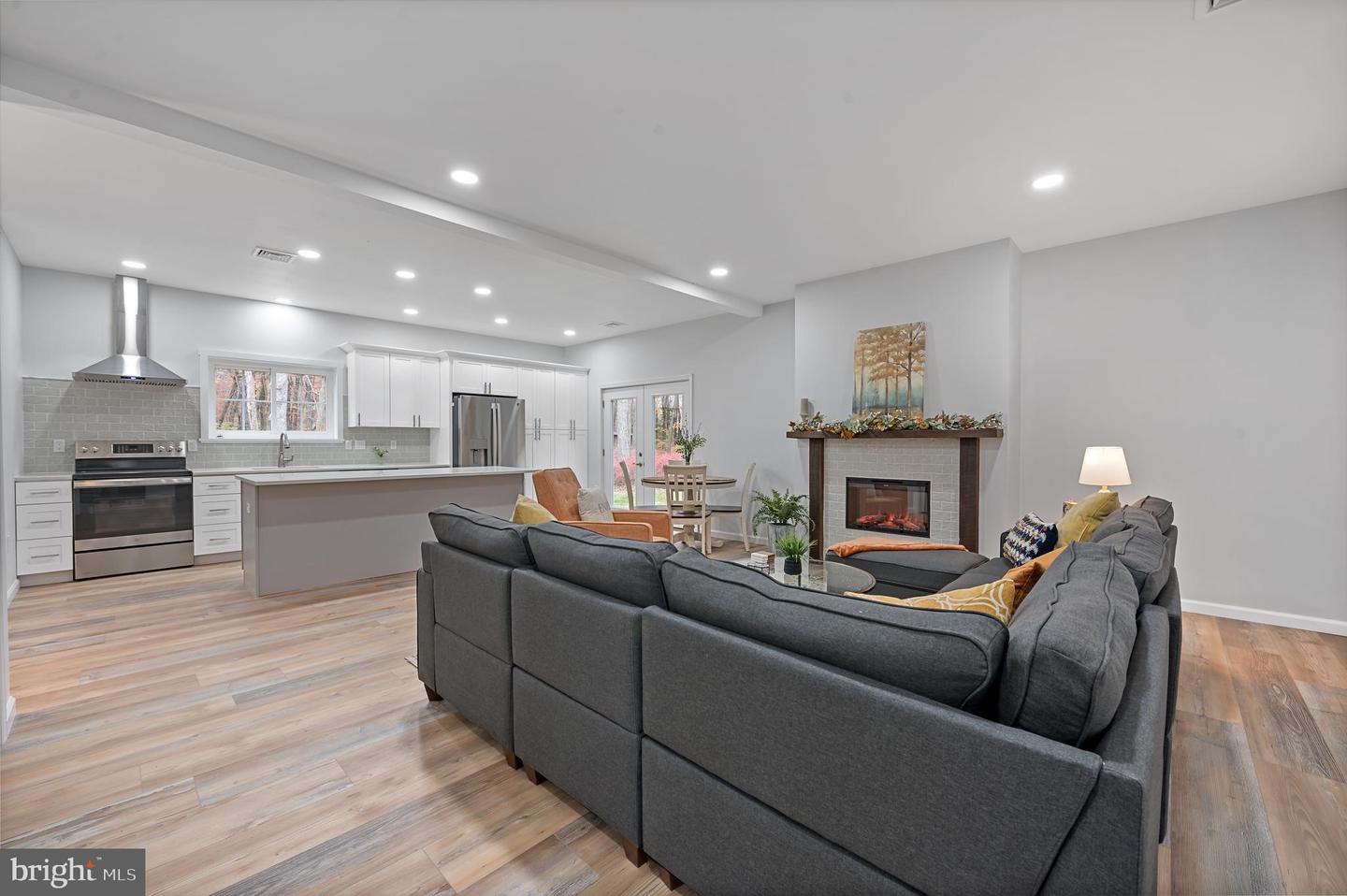 25 Oak Ln W