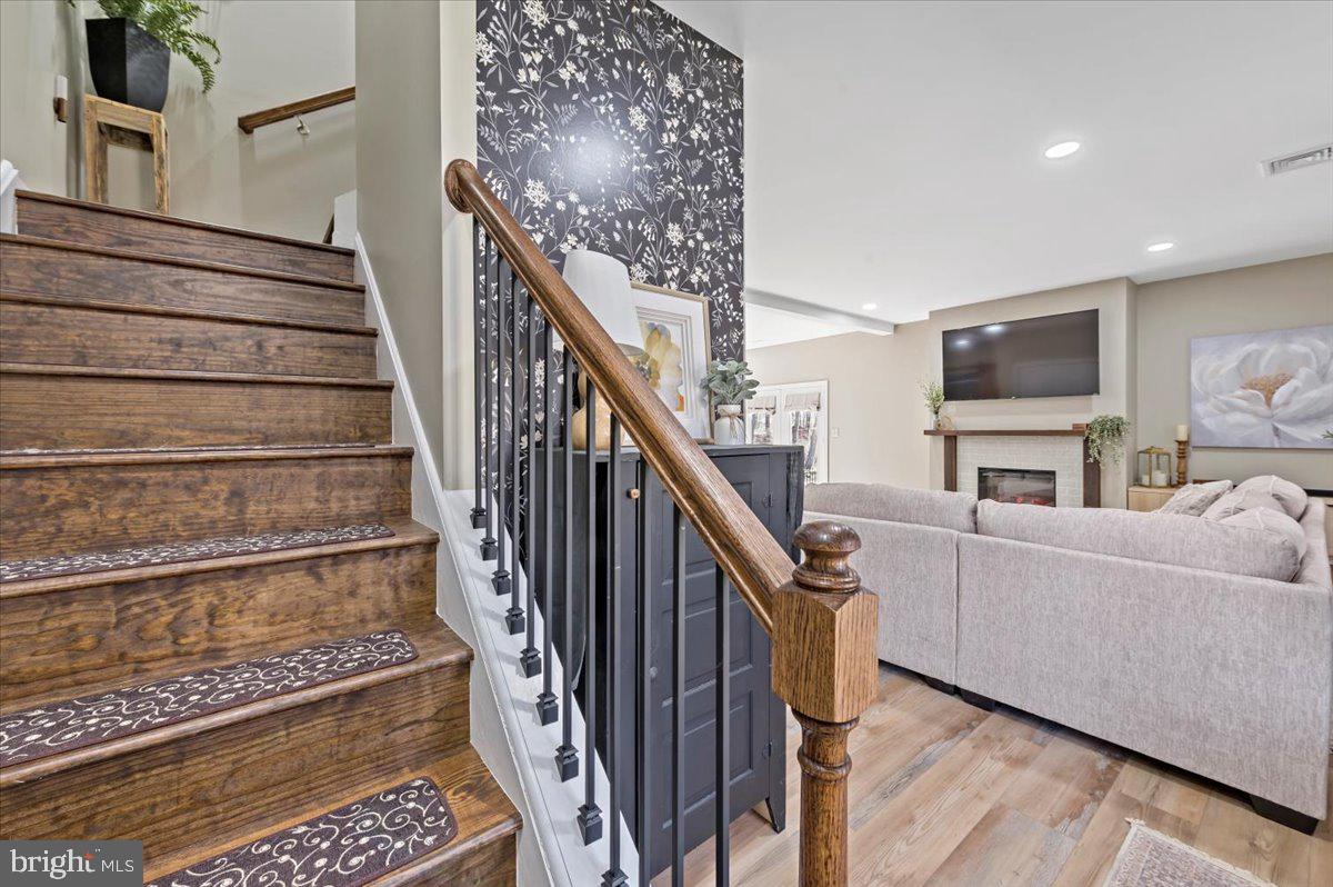 25 Oak Ln W