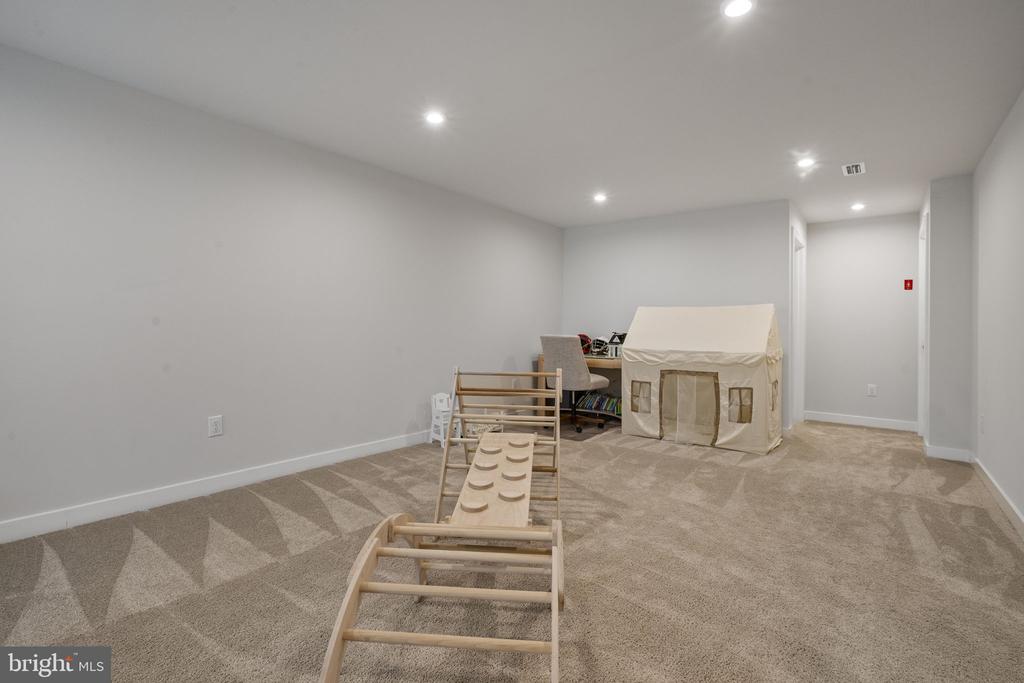 1121 ISABELLA COURT