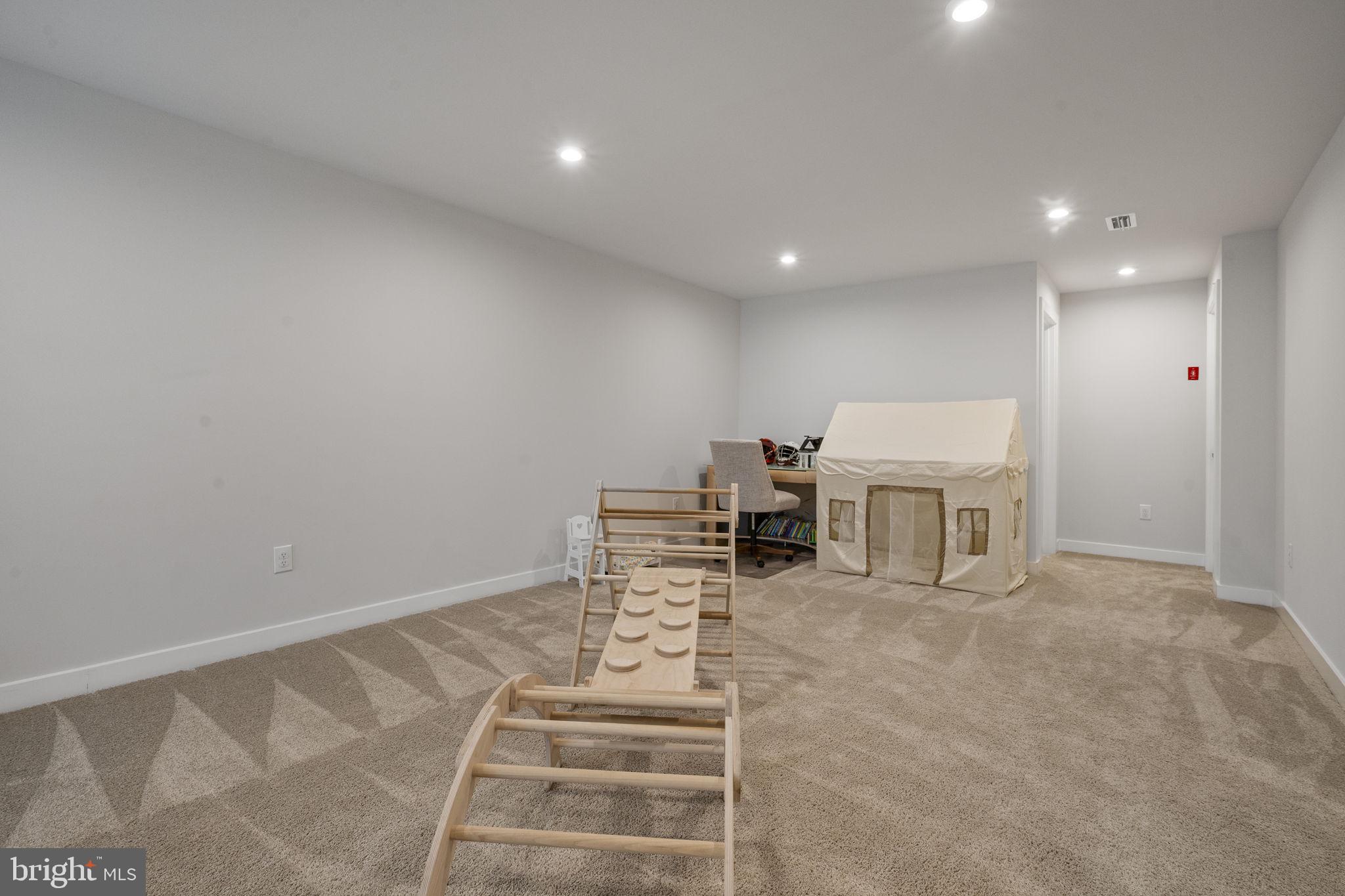 1121 ISABELLA COURT