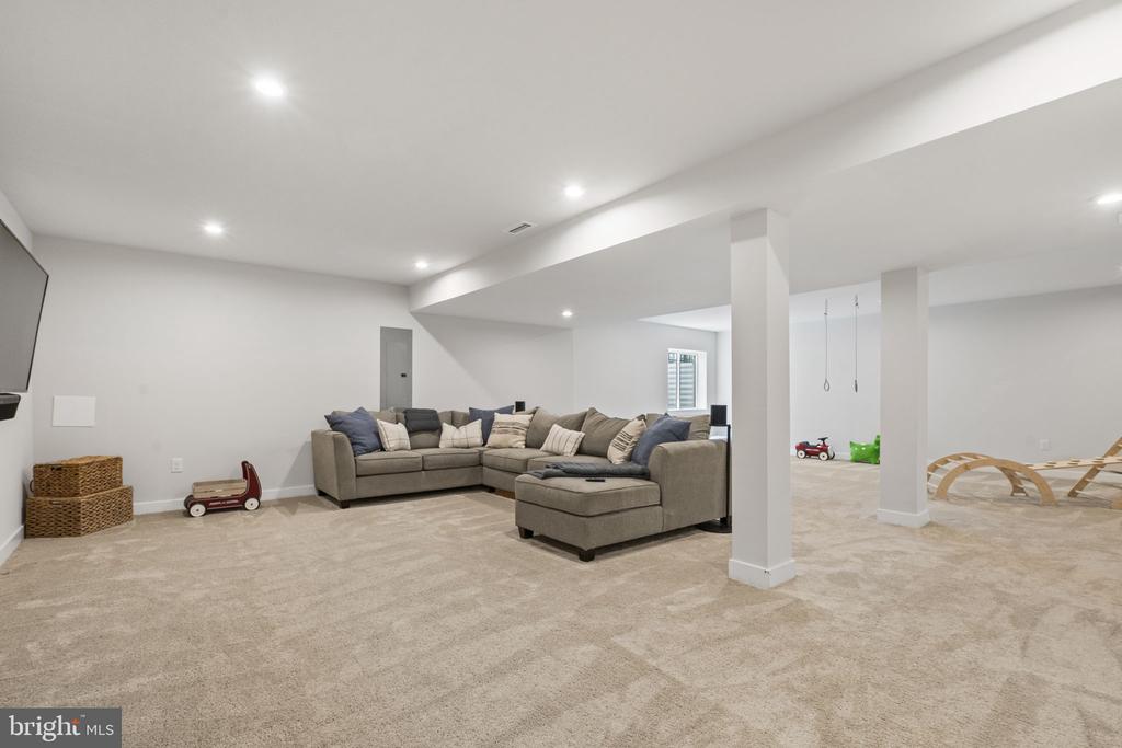 1121 ISABELLA COURT