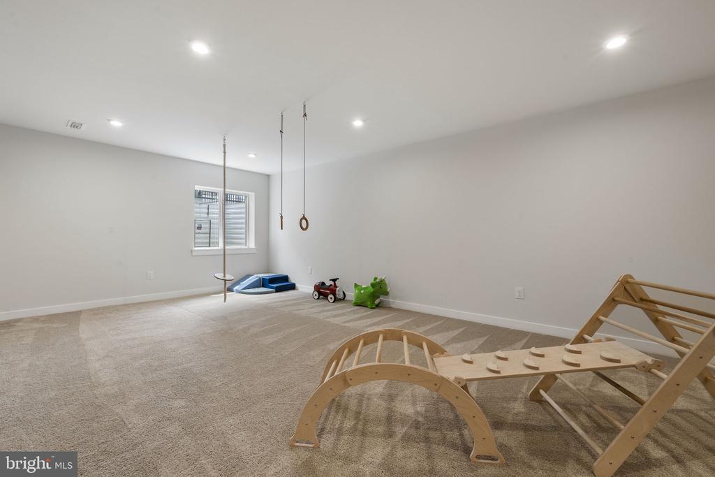 1121 ISABELLA COURT