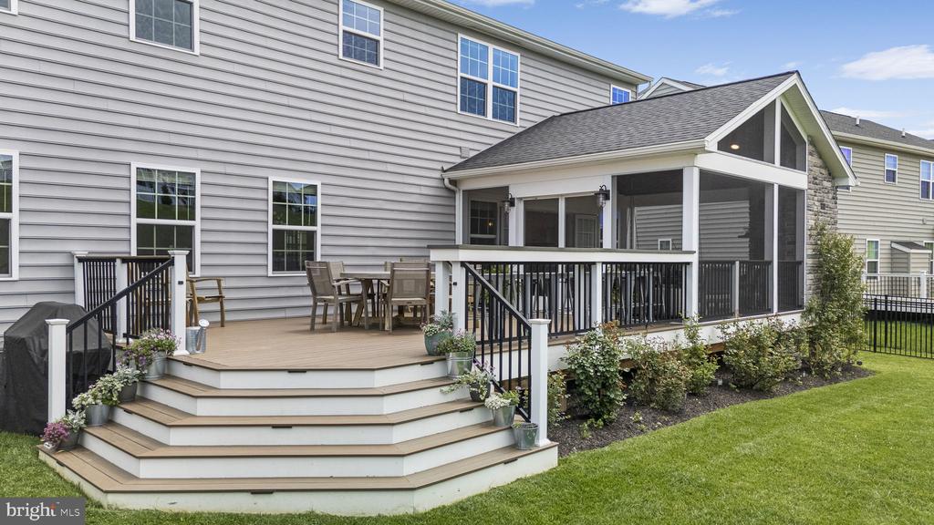 1121 ISABELLA COURT