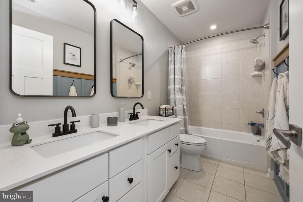 1121 ISABELLA COURT