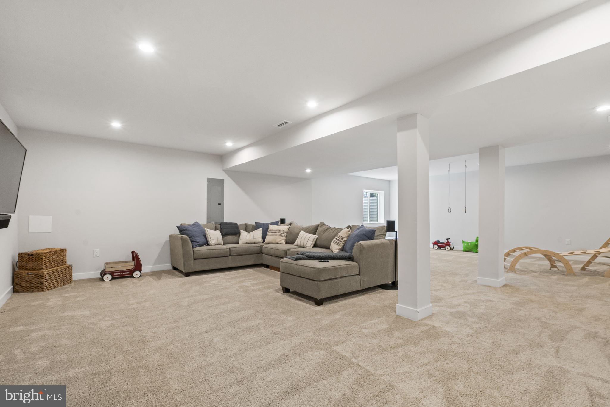 1121 ISABELLA COURT