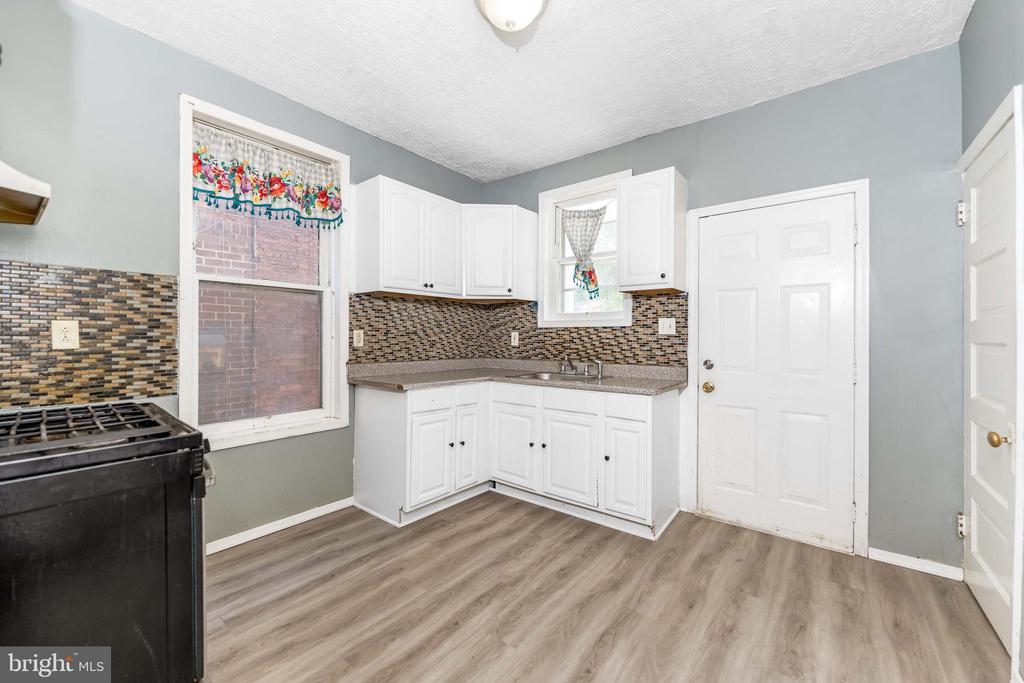 1607 BERRYHILL ST,DAUPHIN
