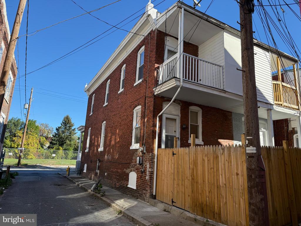 1351 HOWARD STREET
