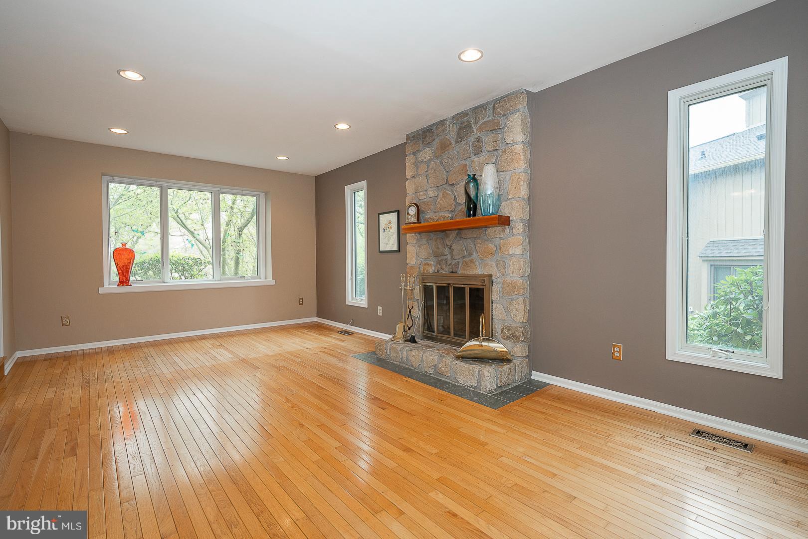 42 Sawgrass Ln