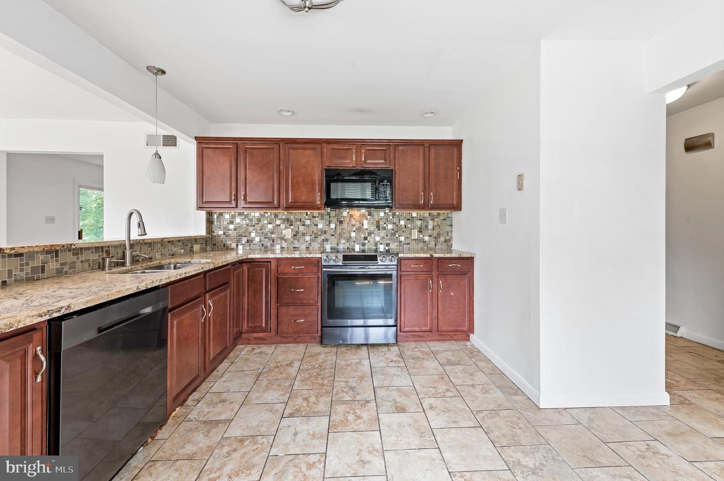207 Delaware Ln