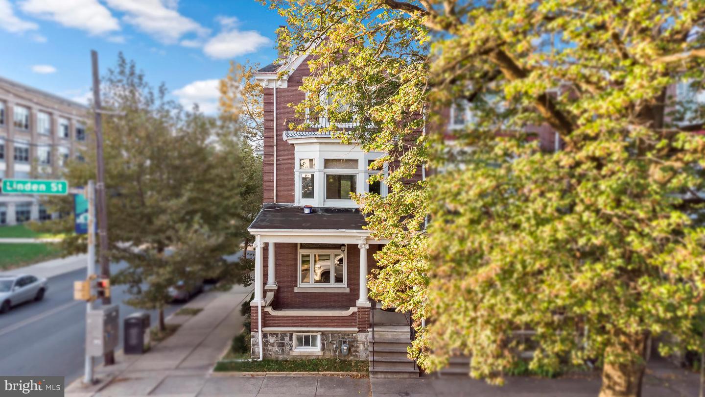 1653 W W Linden St