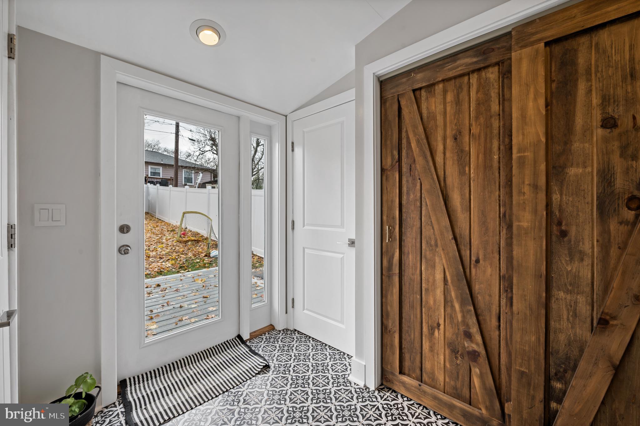 2318 W Walnut St
