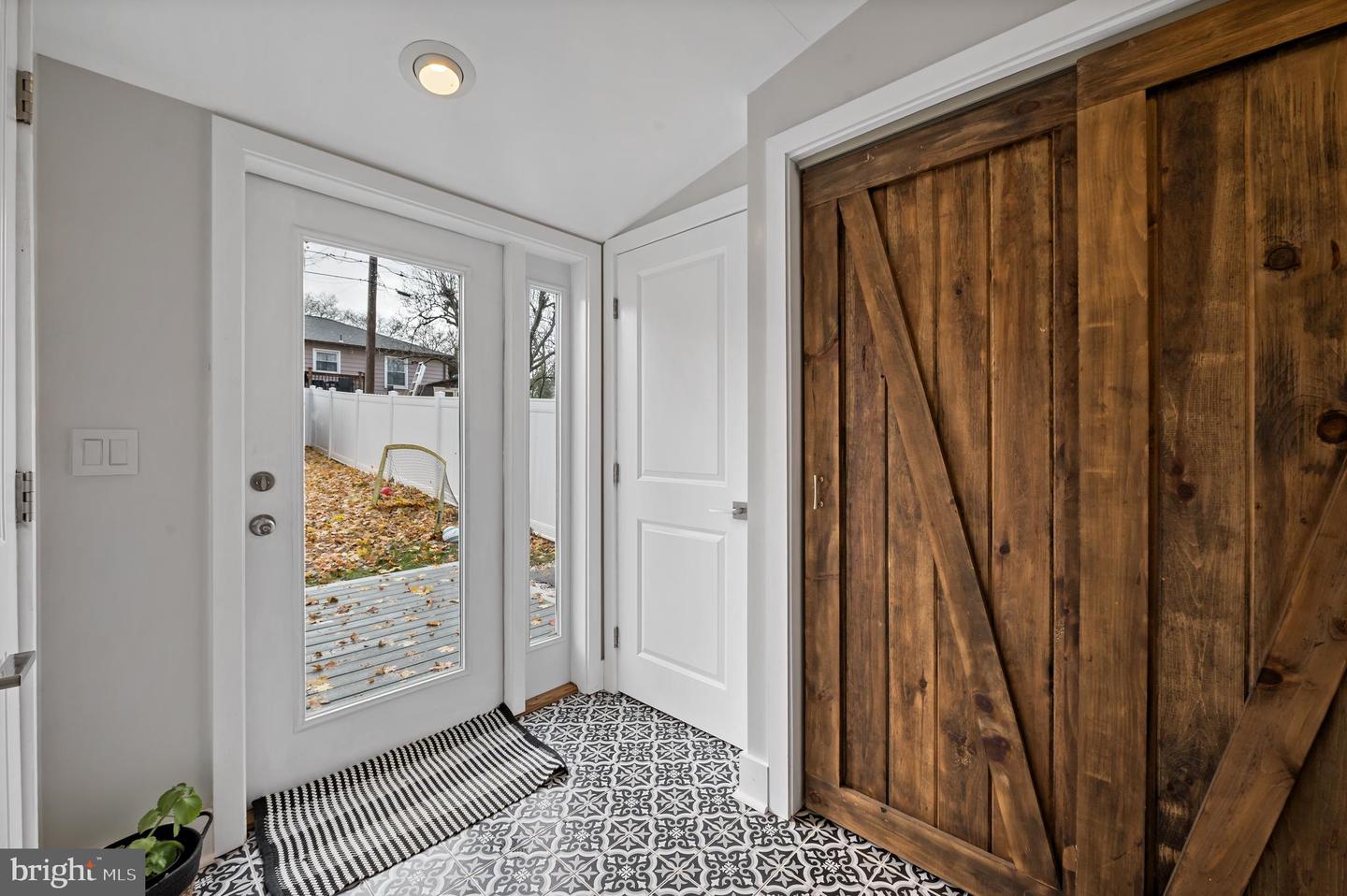 2318 W Walnut St