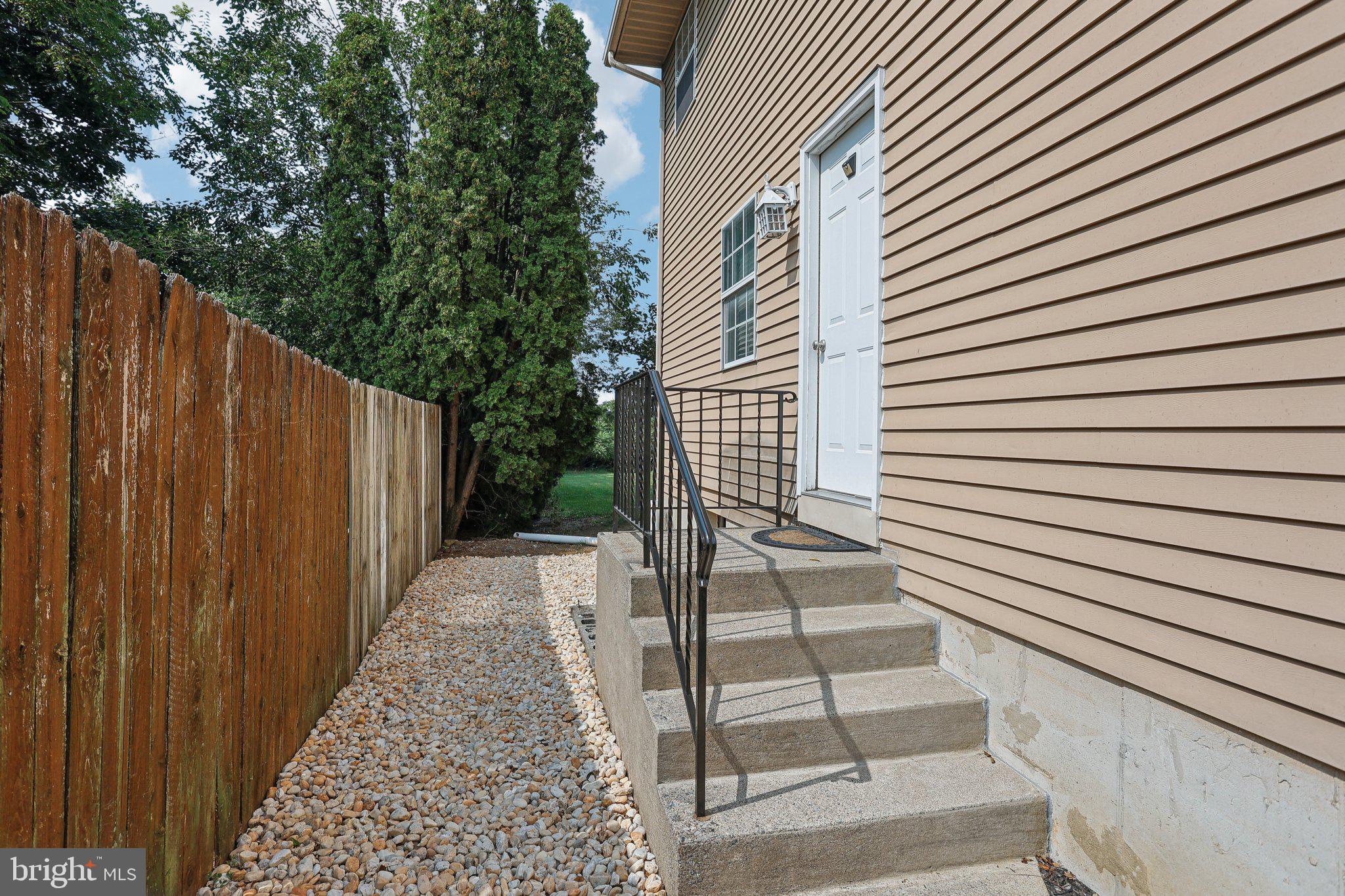 339 W Lexington St