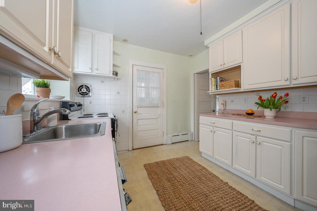 15 Woodbine Ave