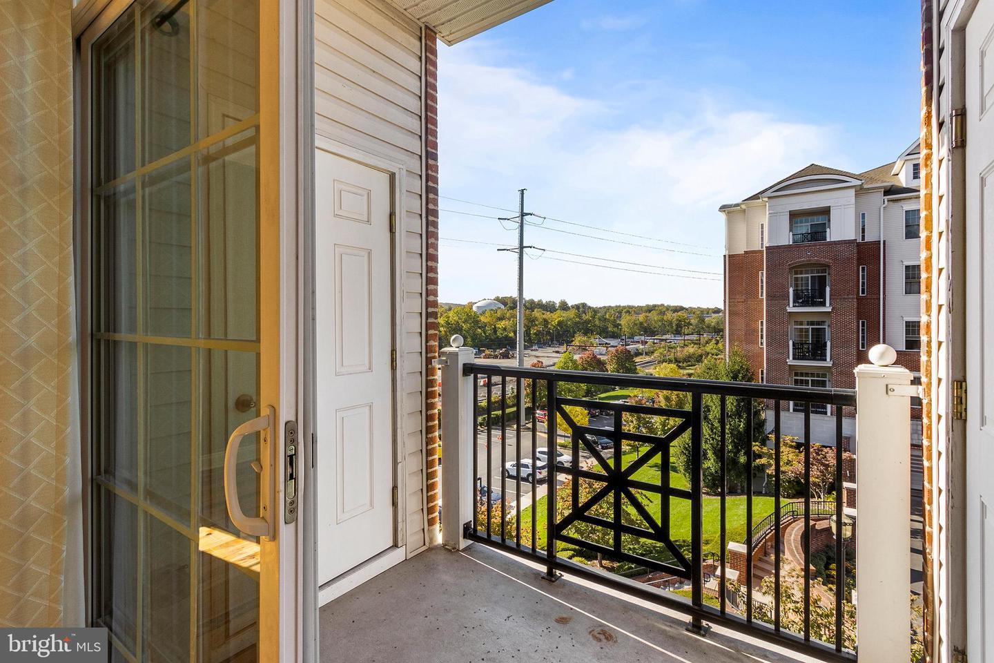 200 W ELM ST #1221