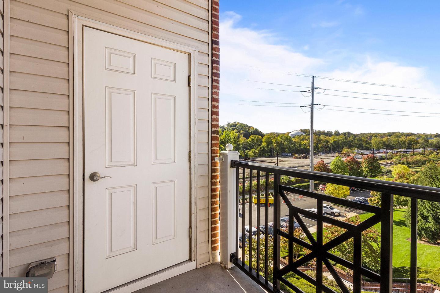 200 W ELM ST #1221