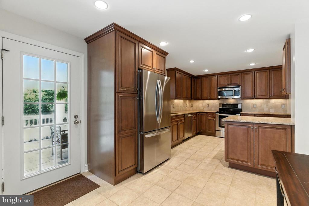 520 TWIN OAKS DRIVE