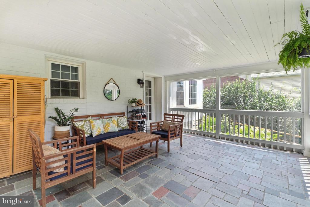 520 TWIN OAKS DRIVE