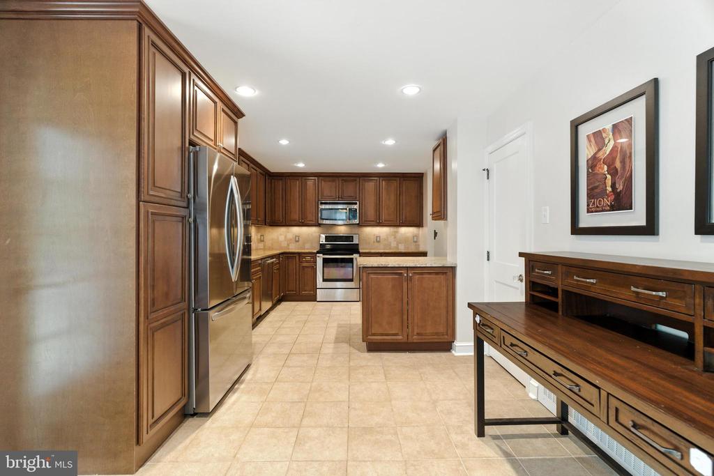 520 TWIN OAKS DRIVE