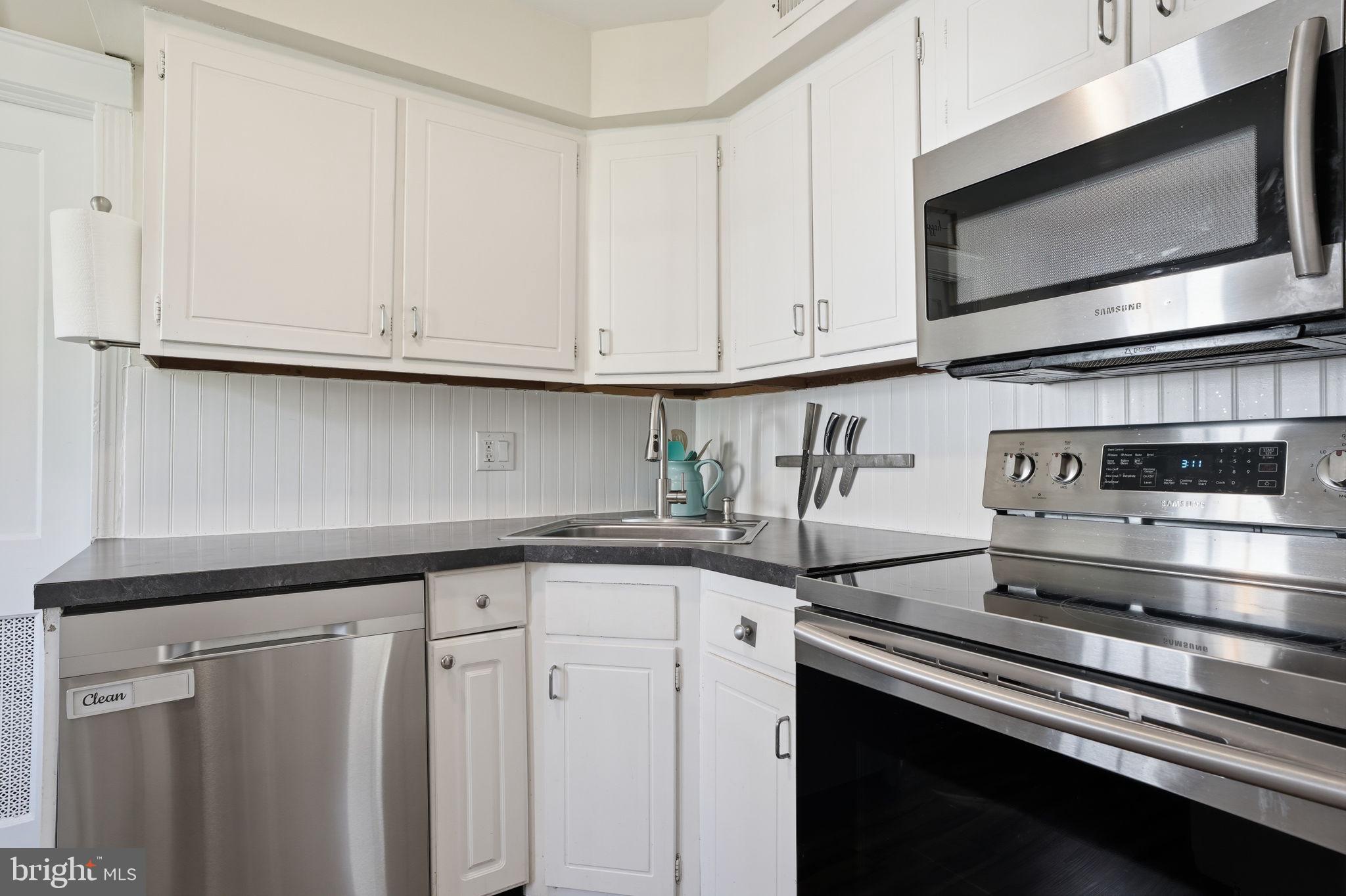 2057 PARKDALE AVENUE