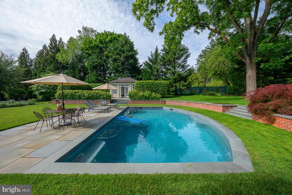 1122 BRYNLAWN ROAD