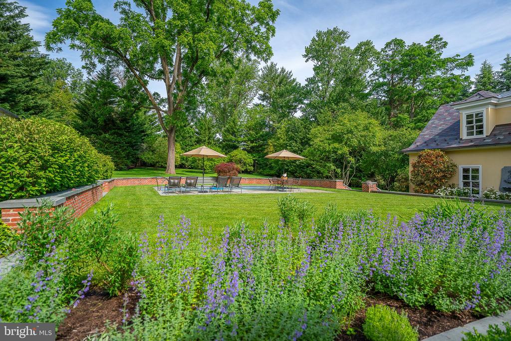 1122 BRYNLAWN ROAD