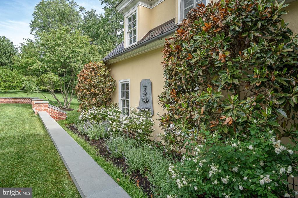1122 BRYNLAWN ROAD