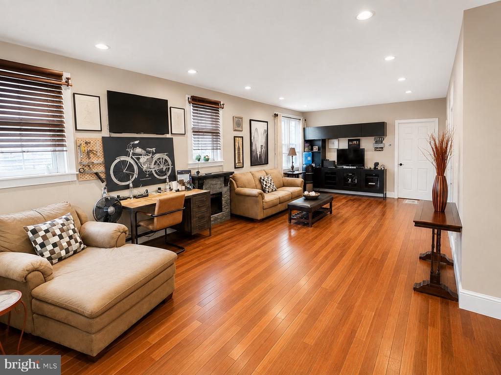 25 E GERMANTOWN PIKE Unit:           