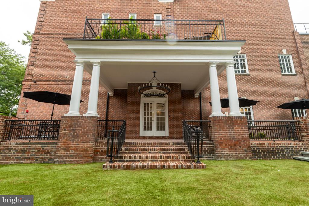 214 SPRING GARDEN ST #2B